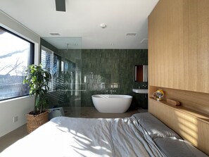 3 makuuhuonetta, silitysrauta/-lauta, ilmainen Wi-Fi, vuodevaatteet