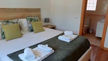 4 quartos, ferros/tábuas de passar roupa, berço de viagem