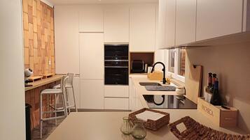 Geladeira, micro-ondas, fogão, cooktop