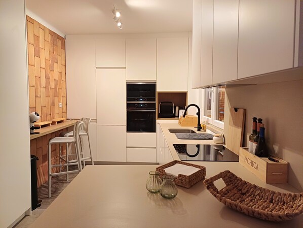 Fridge, microwave, oven, stovetop