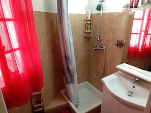 Regadera, secadora de cabello, bidet, toallas 
