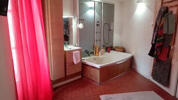 Dusj, hårføner, bidé og håndklær