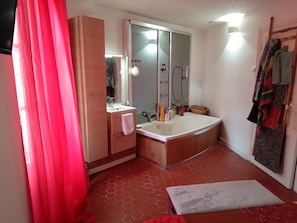 Douche, sĂšche-cheveux, bidet, serviettes fournies