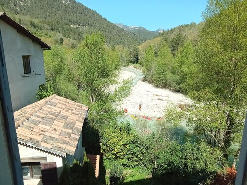 Maison au bord de la rivière l'Estéron à une heure de la cote d'azur.