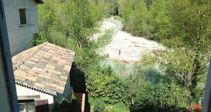 Maison au bord de la riviÚre l'Estéron à une heure de la cote d'azur.