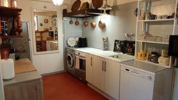 Mikrobølgeovn, ovn, kokeplater og oppvaskmaskin