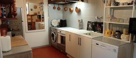 Four Ă micro-ondes, un four, surface de cuisson, lave-vaisselle
