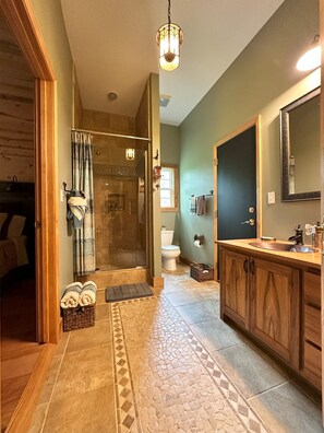 Douche, sèche-cheveux, serviettes fournies, savon