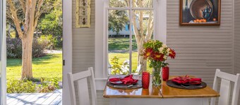 Autumn Cottage: Sunlit Private Cottage in Cajun Country with Lake Views & Porch