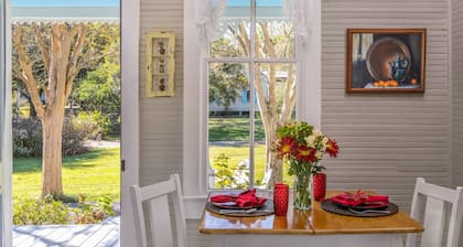 Autumn Cottage: Sunlit Private Cottage in Cajun Country with Lake Views & Porch