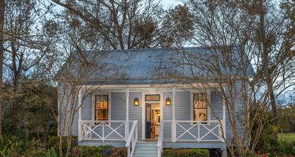 Country Garden Cottage: Charming Private Cottage in Cajun Country with Lake Views & Jetted Tub