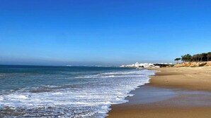 靠近海滩、沙滩椅、沙滩毛巾