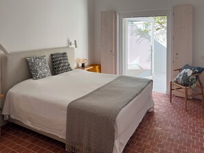 3 chambres, coffres-forts dans les chambres, fer et planche à repasser