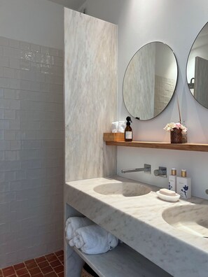 Shower, hair dryer, bidet, towels