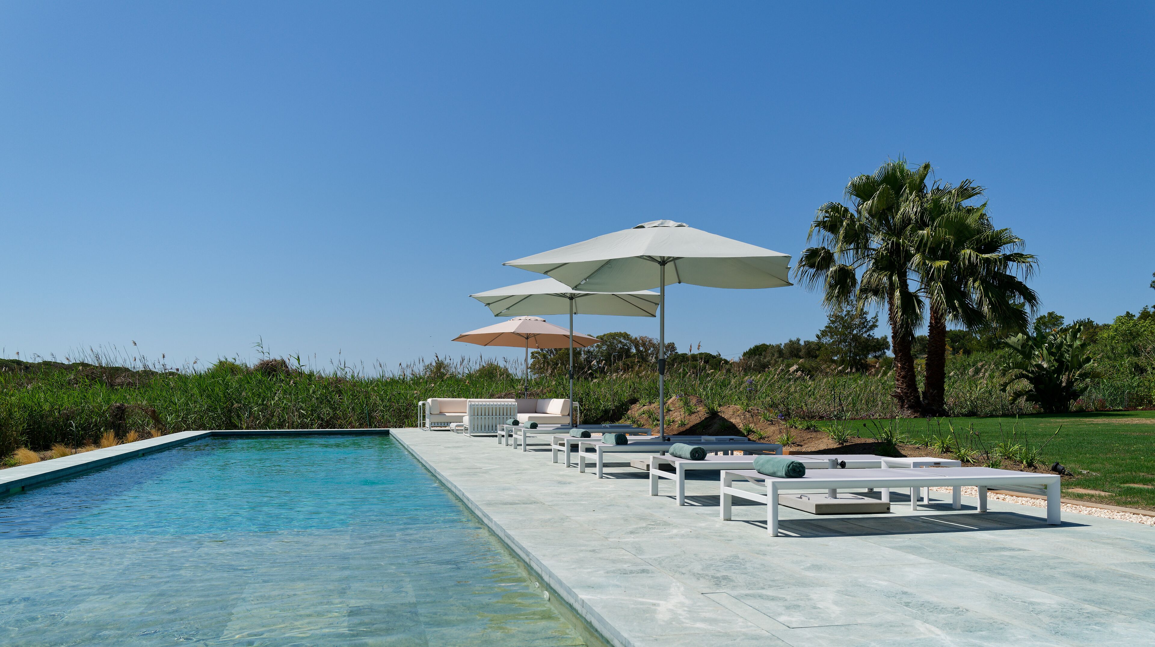 Utendørsbasseng og et oppvarmet basseng