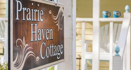 Prairie Haven: Spacious Private Cottage in Cajun Country with 2 Bedrooms, Jetted Tub, and Garden Views