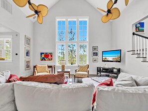 Ferienhaus, Mehrere Betten (Villa Serene) | Wohnbereich | Fernseher