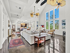 Ferienhaus, Mehrere Betten (Villa Serene) | Wohnbereich | Fernseher