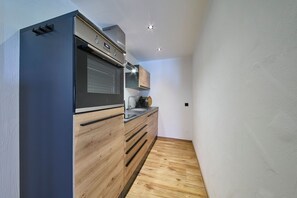 Comfort Apartment, 2 Bedrooms, Mountain View | Private kitchen