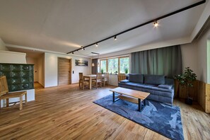 Comfort-lejlighed - 2 soveværelser - bjergudsigt | Opholdsområde | 50-tommers fladskærms-tv med kabelkanaler