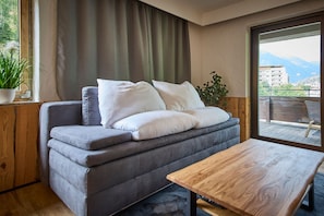 Comfort-lejlighed - 2 soveværelser - bjergudsigt | Opholdsområde | 50-tommers fladskærms-tv med kabelkanaler