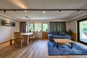 Comfort-Apartment, 2 Schlafzimmer, Bergblick | Wohnbereich | 50-Zoll-Flachbildfernseher mit Kabelempfang