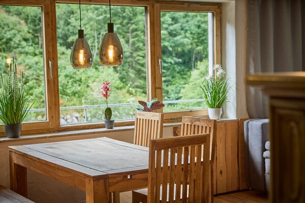 Comfort Apartment, 2 Bedrooms, Mountain View | Living area