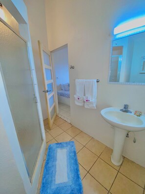 Dusche, Handtücher, Seife, Toilettenpapier