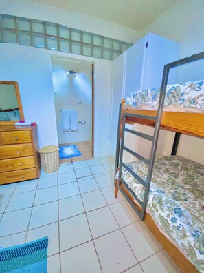 5 habitaciones, tabla de planchar con plancha, wifi y ropa de cama