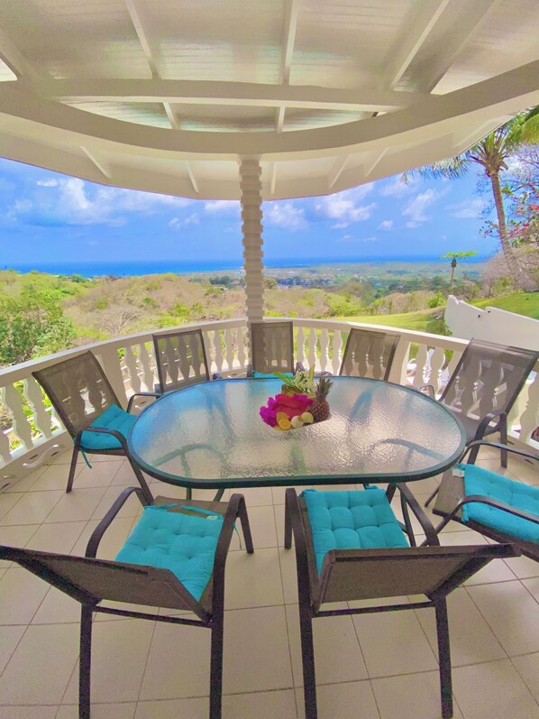 Outdoor dining - Spacious 5-bedroom villa with fantastic views of Tobago (Tobago)