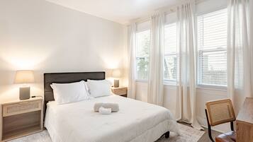 3 bedrooms, desk, iron/ironing board, free WiFi
