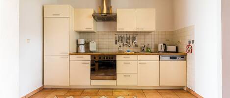Fridge, oven, dishwasher, coffee/tea maker