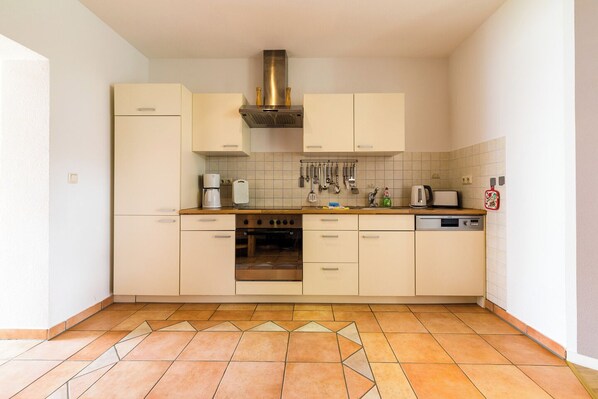 Fridge, oven, dishwasher, coffee/tea maker