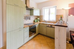 Jääkaappi, uuni, astianpesukone, kahvin-/teenkeitin