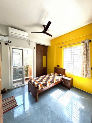 Escriptori, espai de treball apte per a portàtils i wifi gratuïta 