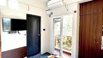 Escritorio, espacio para trabajar con laptop y insonorización