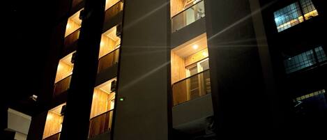 Majoituspaikan julkisivu illalla/yöllä