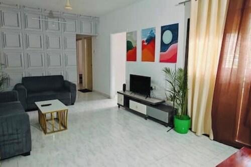 Modern 2bhk Apt with Kitchen