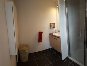 Shower, jetted bath, hair dryer, towels - Port Marianne, T2 53m², terrace 111m², parking, town center and beach 15 min away (Montpellier)