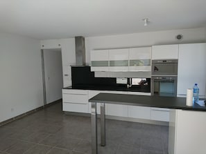 Microwave, oven, stovetop, dishwasher - Port Marianne, T2 53m², terrace 111m², parking, town center and beach 15 min away (Montpellier)