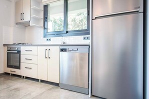 Kühlschrank, Mikrowelle, Ofen, Geschirrspüler