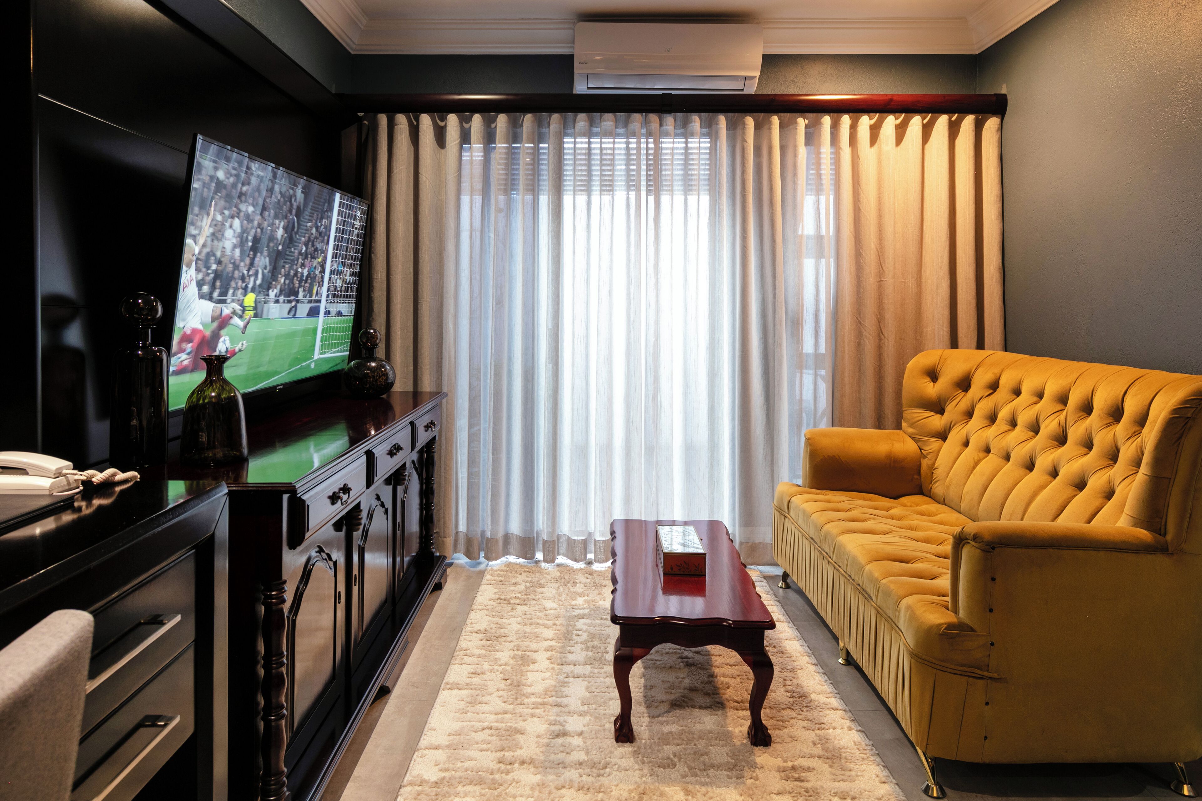 Executive Double Room | Living area | 30-inch flat-screen TV with satellite channels