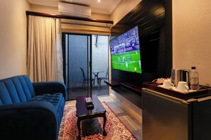 Deluxe Double Room | Living area | 30-inch flat-screen TV with satellite channels - Sasavona Boutique Hotel (Polokwane)