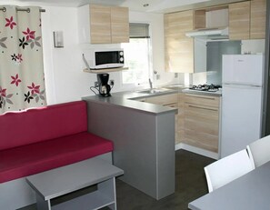 Kühlschrank, Mikrowelle, Herdplatte