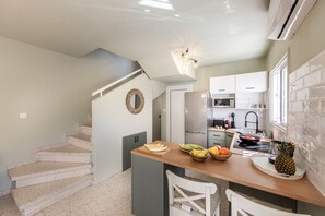 Fridge, microwave, oven, coffee/tea maker