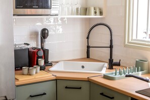 Fridge, microwave, oven, coffee/tea maker