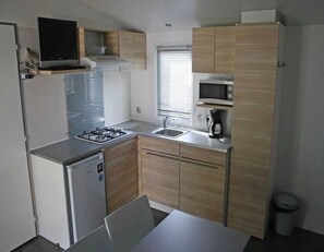 Kühlschrank, Mikrowelle, Herdplatte