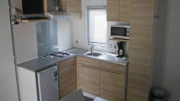 Kjøleskap, mikrobølgeovn og kokeplater