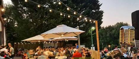 屋外ダイニングエリア