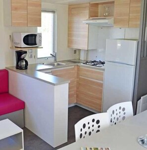 Fridge, microwave, stovetop, dishwasher